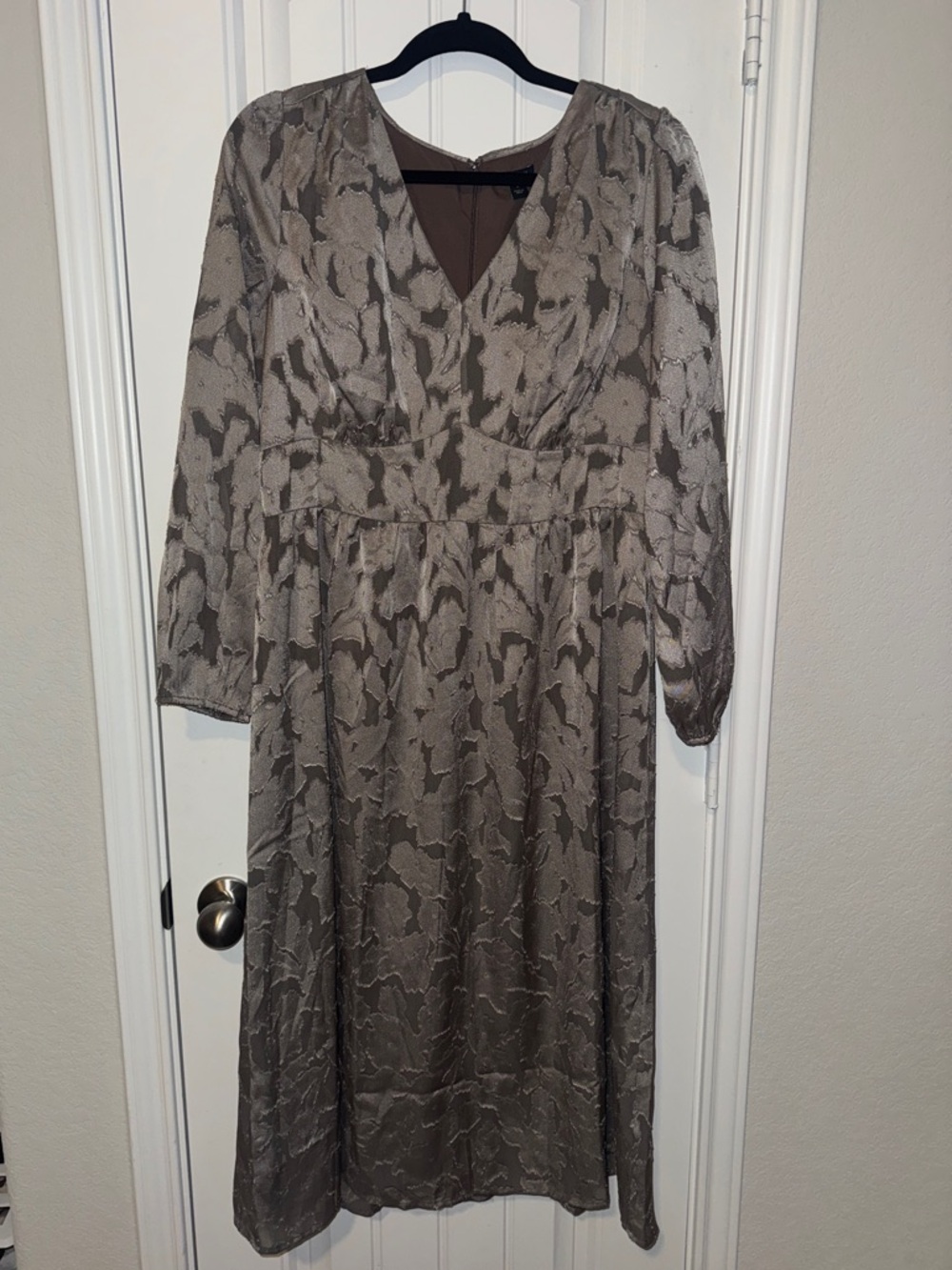 Ann Taylor Factory Taupe Patterned V-Neck Long Sleeve Midi Dress